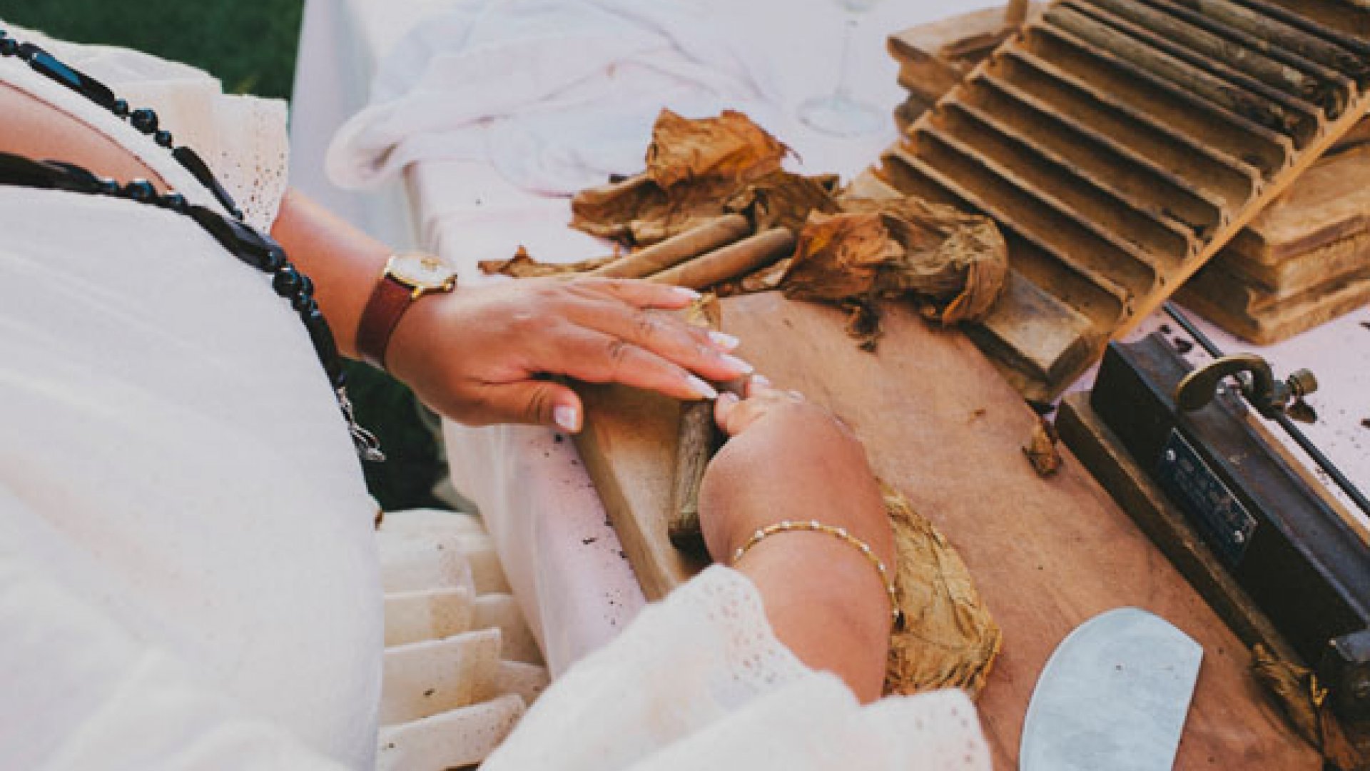 Puros en tu Boda. Ideas originales, Cubana haciendo puros a mano, un autentico espectáculo