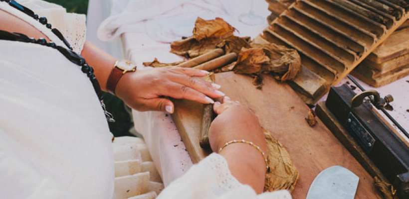 Puros en tu Boda. Ideas originales, Cubana haciendo puros a mano, un autentico espectáculo